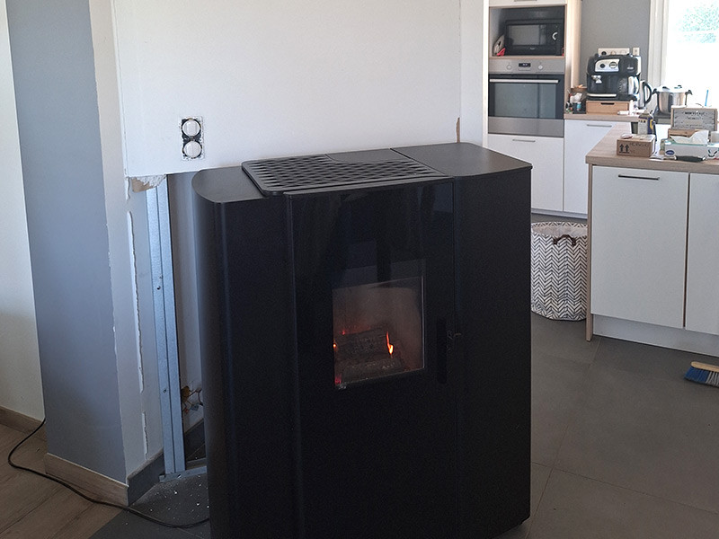 Installation d’un poêle mixte bois et granulés